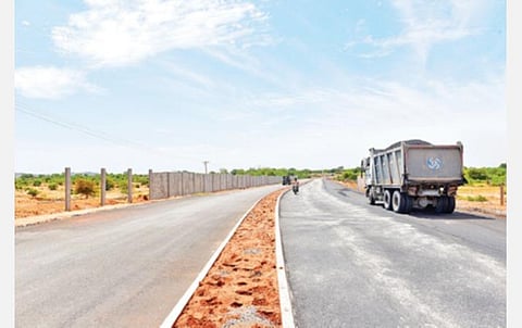 தோப்பூரில் எய்ம்ஸ் மருத்துவமனை அமையவுள்ள பகுதி வரை தார்ச்சாலை அமைக்கும் பணி மும்முரமாக நடைபெற்று வருகிறது. படம்: எஸ். கிருஷ்ணமூர்த்தி