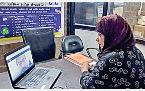 குஜராத் மாநிலம் வடோதராவில்  தான் நடத்தி வரும் பொது சேவை மையத்தில் பணியில் மூழ்கி உள்ள ஜோயா கான்.