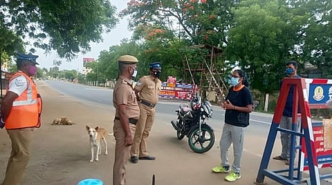 திருச்சி குண்டூர் பகுதியிலுள்ள சோதனைச்சாவடியில் ஆய்வு செய்த டிஐஜி ஆனி விஜயா.