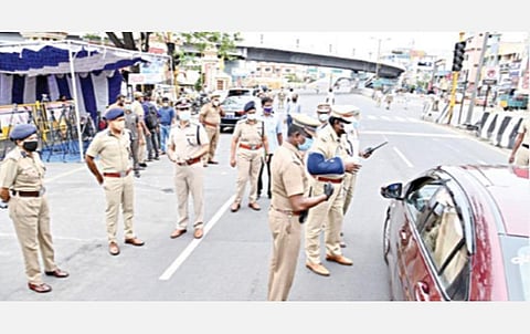 சென்னை அமைந்தகரை, அண்ணா வளைவு அருகே போலீஸார் மேற்கொண்ட வாகனத் தணிக்கை பணிகளை சென்னை பெருநகர காவல் ஆணையர் மகேஷ்குமார் அகர்வால் நேற்று பார்வையிட்டார்.