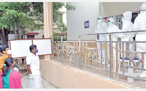 திருவள்ளூர் அரசு மருத்துவக் கல்லூரி மருத்துவமனையில் உள்ள கரோனா சிறப்பு வார்டில் நேற்று சுகாதாரத் துறை அமைச்சர் விஜயபாஸ்கர் ஆய்வு செய்தார். உடன், சுகாதாரத் துறை செயலாளர் ராதாகிருஷ்ணன், ஆட்சியர் மகேஸ்வரி.