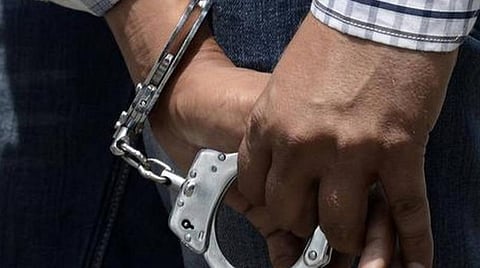 இளம்பெண் தற்கொலை வழக்கு: ஒருவர் போலீஸில் சரண்