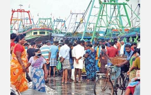 முழு ஊரடங்கு நேற்று அமலில் இருந்த நிலையில், திருச்சி நீதிமன்றம் அருகே வாகனங்களில் வந்தவர்களை நிறுத்தி விசாரிக்கும் போலீஸார். படம்: ஜி.ஞானவேல்முருகன்