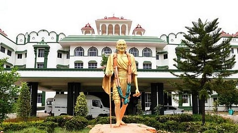 வாகன ஆவணம் கேட்டு இளைஞரை தாக்கியதாக புகார்; சங்கரன்கோவில் காவல் ஆய்வாளர் உட்பட 6 போலீஸார் மீது வழக்குப் பதிய வேண்டும்: உயர் நீதிமன்றக் கிளை உத்தரவு