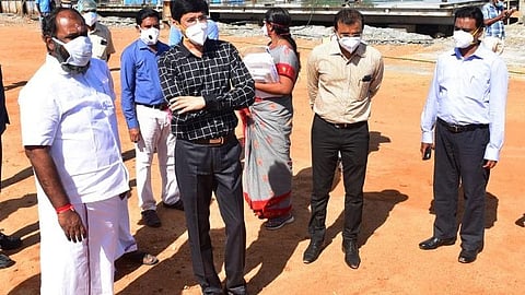 அமைச்சர் ஆர்.பி. உதயகுமார், சுகாதாரத் துறை செயலர் ராதாகிருஷ்ணன்,மதுரை ஆட்சியர் டி.ஜி.வினய் மற்றும் மதுரை மாநகராட்சி ஆணையர் விசாகன். (இடமிருந்து வலமாக)