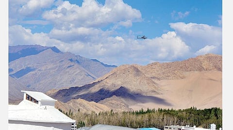 லடாக் எல்லையில் சீனா ராணுவத்தைக் குவித்துள்ளதால் போர்ப் பதற்றம் ஏற்பட்டுள்ளது. இதனால் இந்திய வீரர்கள் தீவிர கண்காணிப்பில் ஈடுபட்டுள்ளனர். விமானப் படைக்கு சொந்தமான ஹெலிகாப்டரில் லே பகுதியில் நேற்று வீரர்கள் கண்காணிப்பில் ஈடுபட்டனர்.  படம்: பிடிஐ﻿﻿