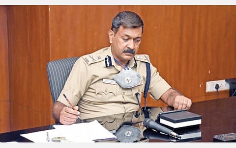 ‘வாட்ஸ்அப் வீடியோ கால்’ மூலம் பொதுமக்கள் தெரிவிக்கும் புகாரைக் கேட்டு குறிப்பெடுக்கும் சென்னை காவல் ஆணையர் மகேஷ்குமார் அகர்வால்.