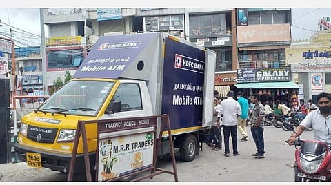 ஓசூர் மகாத்மா காந்தி சாலை சந்திப்பில் நிறுத்தப்பட்டுள்ள நடமாடும் ஏடிஎம் வாகனம்- படங்கள் - ஜோதி ரவிசுகுமார்.