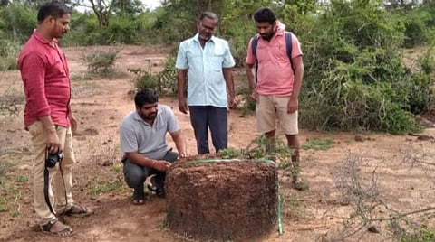 தமிழகத்திலேயே முதன்முறையாக பெருங்கற்கால உருளை வடிவ ஈமச்சின்ன கல் காளையார்கோவிலில் கண்டுபிடிப்பு