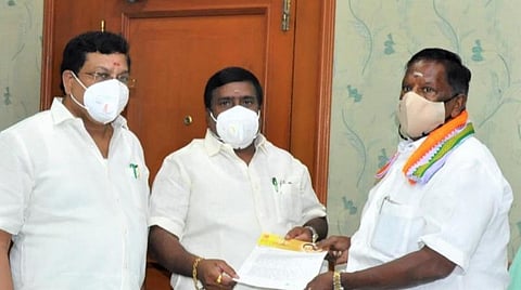 முதல்வரிடம் மனு அளித்த திமுக எம்எல்ஏக்கள்