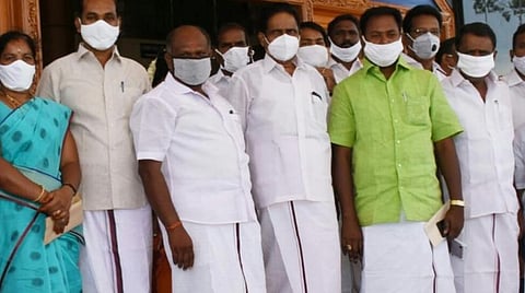 புகார் மனு அளித்த திமுகவைச் சேர்ந்த மாவட்ட ஊராட்சித் தலைவர் மற்றும் ஒன்றியக் குழுத் தலைவர்கள்.