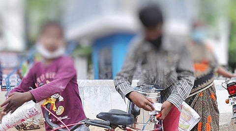 வறுமையின் நிறம் வெள்ளை: ஆவின் பால் பூத் அமைக்க 6 ஆண்டுகளாகப் போராடும் தாய்; ஆண் உடையணிந்து தம்பியுடன் சுக்கு டீ விற்கும் சிறுமி