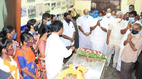 மன்னர் மன்னன் உடலுக்கு அஞ்சலி செலுத்திய புதுவை முதல்வர் நாராயணசாமி.