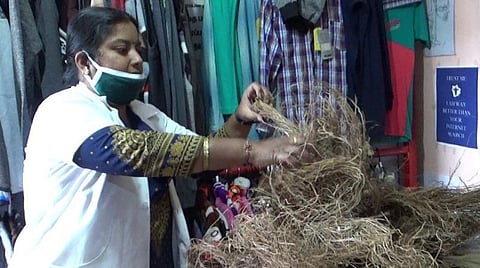 முகக்கவசம் தயாரிக்கப் பயன்படும் வெட்டிவேர்.