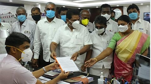 கரோனா பாதிப்பு விவரங்களை முழுமையாக வெளியிட வேண்டும்: தூத்துக்குடி ஆட்சியரிடம் திமுக எம்.எல்.ஏ.,க்கள் மனு