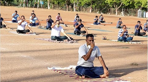 தூத்துக்குடியில் காவலர்களுக்கு யோகா, உதவி ஆய்வாளர்களுக்கு மன அழுத்த மேலாண்மை பயிற்சி: மாவட்ட எஸ்.பி. நடவடிக்கை