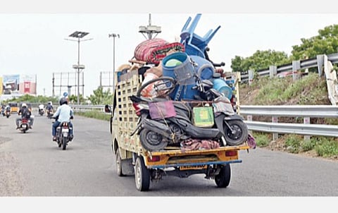 சென்னையில் ஊரடங்கு தளர்த்தப்பட்ட நிலையில் தாம்பரம், இரும்புலியூர் பகுதியில் வீட்டைக் காலி செய்து கொண்டு, பொருட்களுடன் திண்டிவனத்துக்கு வாகனத்தில் செல்லும் குடும்பம்.படம்:எம்.முத்து கணேஷ்