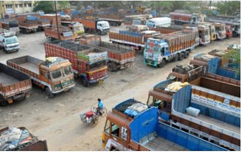 சரக்கு வாகனங்களுக்கு வரி விலக்கு அளித்தால் ரூ.1,724 கோடி வருவாய் இழப்பு ஏற்படும்: உயர் நீதிமன்றத்தில் தமிழக அரசு பதில் மனு