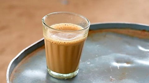 ஊரடங்கால் ஏற்பட்ட குடும்ப வறுமையைப் போக்க சிறுவனைப் போல உடையணிந்து சுக்கு டீ விற்கும் 7-ம் வகுப்பு மாணவி