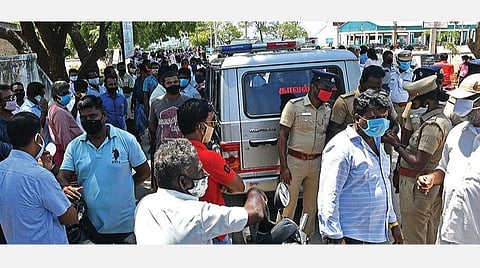 தூத்துக்குடி மீன்பிடித் துறைமுக வாயில் அருகே சாலை மறியலில் ஈடுபட்ட மீனவர்கள்.படம்: என். ராஜேஷ்