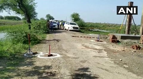 ரவுடி விகாஸ் துபேயின் கூட்டாளி அமர் துபே என்கவுன்ட்டர் செய்யப்பட்ட இடத்தில் குறிப்பிட்டுள்ள போலீஸார்: படம் ஏஎன்ஐ