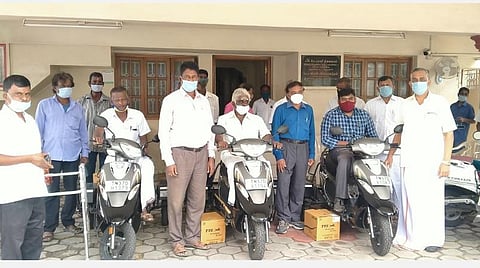மாற்றுத்திறனாளிகளுக்கு ரூ.1.69 லட்சம் மதிப்பில் மூன்று சக்கர வாகனங்கள்; கோவையில் பி.ஆர்.நடராஜன் எம்.பி. வழங்கினார்
