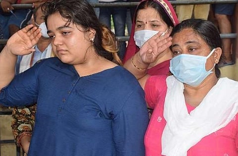 தேவேந்திர மிஸ்ரா குடும்பத்தினர்