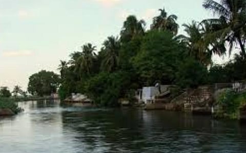 சாகுபடிக்கு தண்ணீர் திறக்கக் கோரி கன்னடியன் கால்வாயில் விவசாயிகள் குடியேறும் போராட்டம்