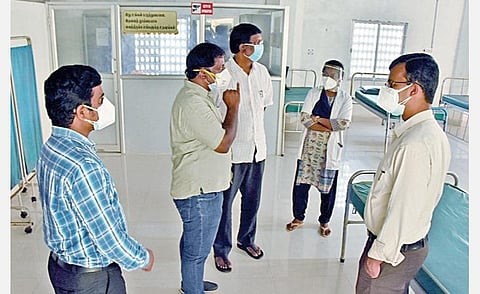 ﻿மாமல்லபுரம் அரசு மருத்துவமனையில் படுக்கை வசதி ஏற்படுத்துவது தொடர்பாக மாவட்ட ஆட்சியர் ஜான் லூயிஸ் ஆய்வு மேற்கொண்டார்.﻿