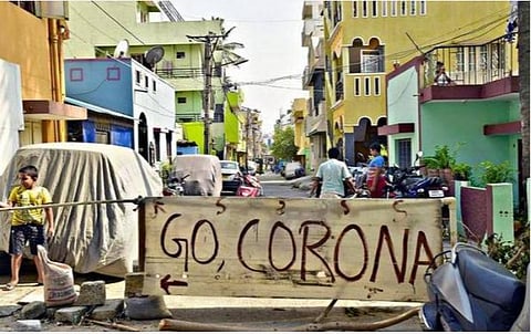 கரோனா பீதியால் ஊரிலிருந்து திரும்பிய மனைவியை வீட்டுக்குள் அனுமதிக்க மறுத்த கணவர்