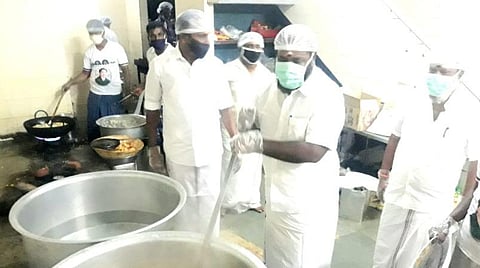 உணவுக்கூடத்தில் உணவு சமைக்கும் அமைச்சர் ஆர்.பி.உதயகுமார்