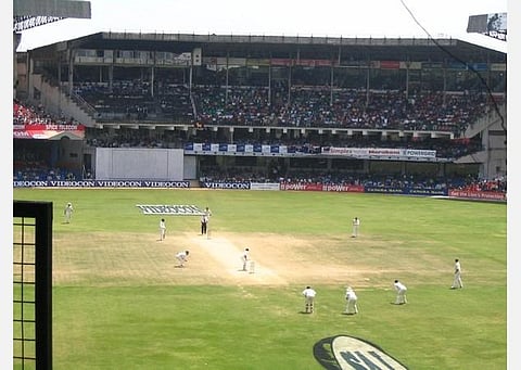 கரோனா சிகிச்சை மையாகிறது கர்நாடகா கிரிக்கெட் சின்னசாமி ஸ்டேடியம்