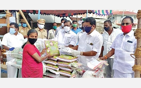 ஈரோடு ராஜாஜிபுரத்தில் கரோனாவால் பாதிக்கப்பட்ட மக்களுக்கு எம்.எல்.ஏ.க்கள் கே.வி.ராமலிங்கம், கே.எஸ்.தென்னரசு ஆகியோர் நிவாரணப் பொருள் வழங்கினர்.