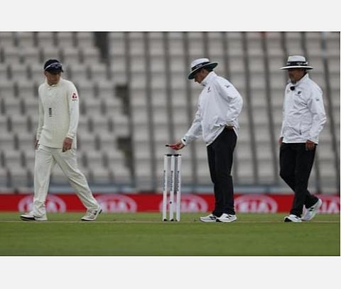 நடுவர்கள் கெட்டில்பரோ, இல்லிங்வொர்த்.