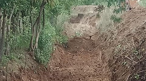 நரசிங்கபுரத்தில் தென்பாதி வாய்க்கால் தூர்வாரப்பட்டு விவசாயிகள் எதிர்ப்பால் பாதியிலேயே நிறுத்தப்பட்டுள்ளது.