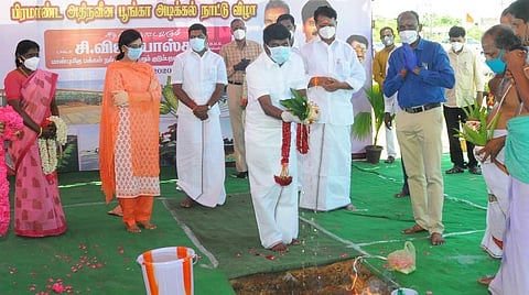 புதுக்கோட்டையில் பூங்கா கட்டுமானப் பணியை அமைச்சர் சி.விஜயபாஸ்கர் தொடங்கி வைத்தார்.