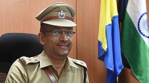 கோவை மாவட்ட காவல் கண்காணிப்பாளராக பொறுப்பேற்றுக் கொண்ட அருளரசு.  படம்: ஜெ.மனோகரன்.