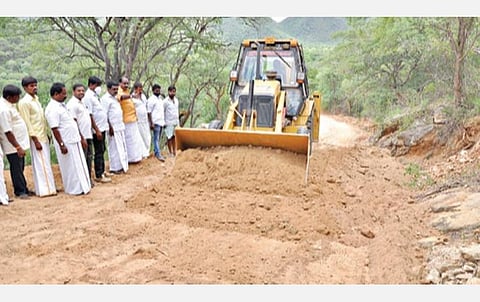 கிருஷ்ணகிரி மாவட்டம் ஏக்கல்நத்தம் மலைக்கிராமத்துக்கு சாலை அமைக்கும் பணியை வேப்பனப்பள்ளி எம்எல்ஏ முருகன் பார்வையிட்டார்.