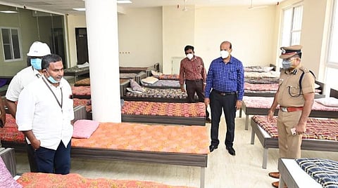 வேலூர் விஐடி பல்கலைக்கழகத்தில் அமைக்கப்பட்டுள்ள படுக்கை வசதிகள் குறித்து ஆய்வு செய்த மாவட்ட ஆட்சியர் சண்முகசுந்தரம், எஸ்பி பிரவேஷ்குமார்.