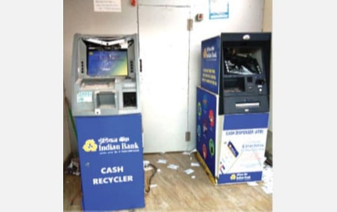 தங்கச்சிமடத்தில் உடைக்கப்பட்ட ஏ.டி.எம் இயந்திரங்கள்.