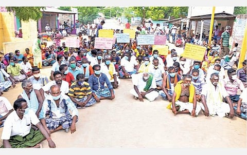 வீரபாண்டிய கட்டபொம்மன் குறித்து அவதூறு பரப்பியவர் மீது நடவடிக்கை எடுக்க வலியுறுத்தி வைப்பாறில் மறியல் செய்த மக்கள்.﻿