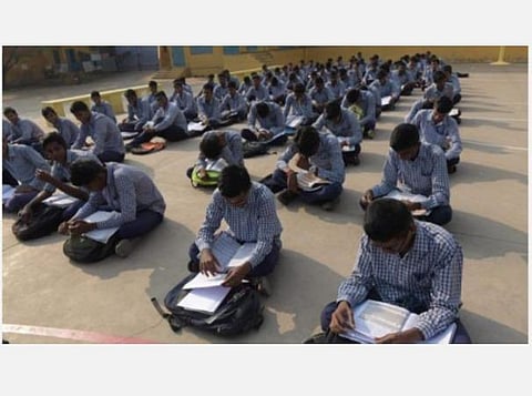 10,12-ம் வகுப்பு மாணவர்களுக்கு பாடப் புத்தகங்கள் விநியோகம்; மடிக்கணினியில் ஆன்லைன் பாடம் பதிவேற்றம்: இன்று தொடங்கியது