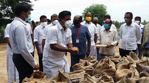 அரசு நேரடி நெல்கொள் முதல் நிலையத்தில் ஆய்வு மேற்கொள்ளும் அமைச்சர் காமராஜ்.