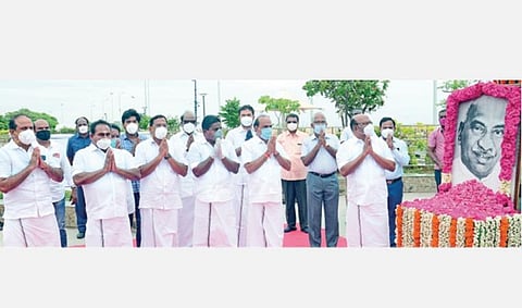 முன்னாள் முதல்வர் காமராஜரின் 118-வது பிறந்தநாளை முன்னிட்டு, சென்னை காமராஜர் சாலையில் உள்ள அவரது உருவச் சிலைக்கு கீழ் அலங்கரித்து வைக்கப்பட்டிருந்த படத்துக்கு தமிழக அரசு சார்பில் அமைச்சர்கள் டி.ஜெயக்குமார், கடம்பூர் ராஜு, பா.பெஞ்சமின், கே.பாண்டியராஜன் ஆகியோர் நேற்று மலர் தூவி மரியாதை செலுத்தினர். உடன் செய்தித் துறை செயலாளர் மகேசன் காசிராஜன், இயக்குநர் சங்கர் உள்ளிட்டோர்.