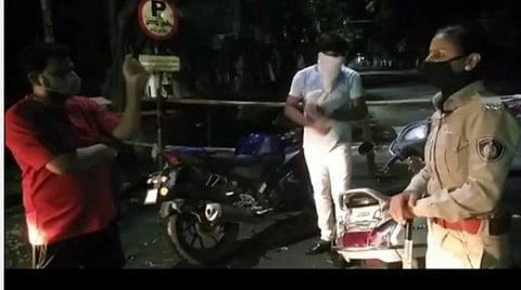 அமைச்சர் மகனுக்கும், காவலர் சுனிதா யாதவுக்கும் வாக்குவாதம் நடந்த காட்சி : படம் உதவி ட்விட்டர்