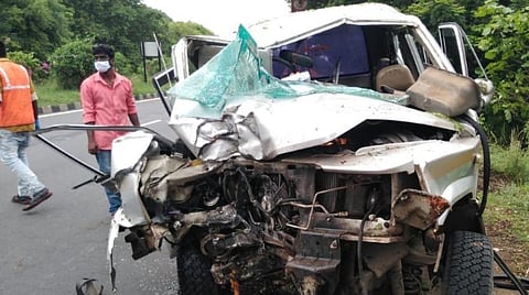 விபத்து ஏற்பட்டதில் நொறுங்கிய கார்.