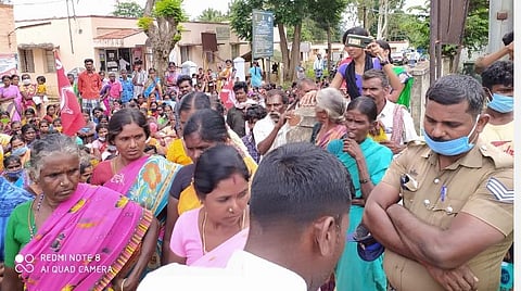 100 நாள் வேலைத் திட்டத்தில் அனைவருக்கும் வேலை வேண்டும்: பர்கூர் பழங்குடிகள் முற்றுகைப் போராட்டம்