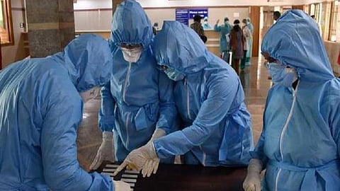 திண்டுக்கல் அரசு மருத்துவமனையில் பணியாளர்களுக்கு அதிகரிக்கும் கரோனா தொற்று: மருத்துவர்கள், செவிலியர் என 25 பேர் பாதிப்பு