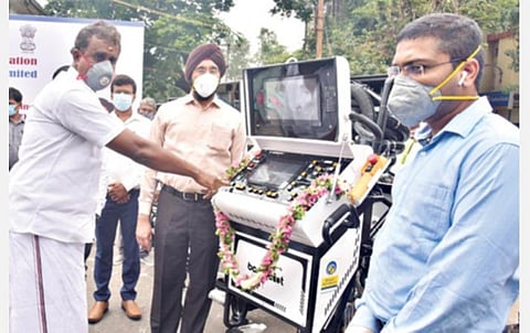 கோவை மாநகராட்சியில் பாதாள சாக்கடை மற்றும் கழிவுகளை சுத்தப்படுத்துவதற் காக தருவிக்கப்பட்டுள்ள நவீன ரோபோடிக் கருவிகளின் செயல்பாட்டை நேற்று தொடங்கிவைத்த அமைச்சர் எஸ்.பி.வேலுமணி.