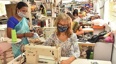 வெண்புருஷம் பகுதியில் உள்ள ஆடை தயாரிப்பு நிறுவனத்தில் முகக்கவசம் தயாரிப்பு பணியில் ஈடுபட்ட பிரான்ஸ் நாட்டை சேர்ந்த விரோனிக்கா.